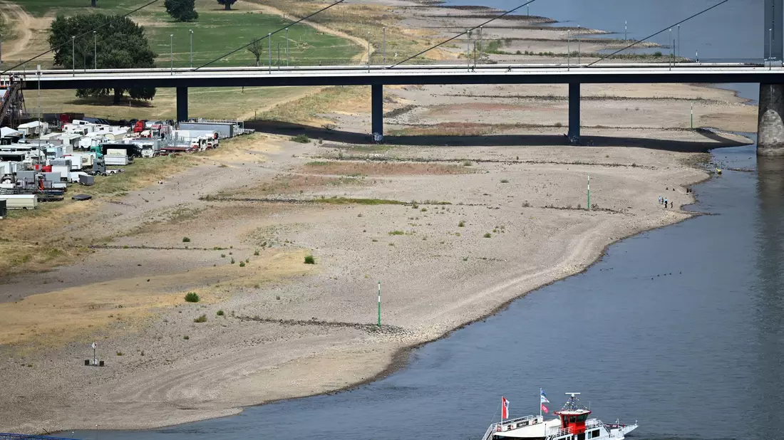 Für den Schiffsverkehr wird der niedrige Wasserstand im Rhein zunehmend zum Problem. - Bild: Federico Gambarini/dpa