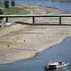 Für den Schiffsverkehr wird der niedrige Wasserstand im Rhein zunehmend zum Problem. - Bild: Federico Gambarini/dpa