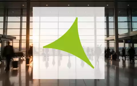 Moderner Flughafen mit weitläufiger Glasfassade und einfallendem Sonnenlicht in einer geschäftigen Atmosphäre. - Foto: über boerse-global.de