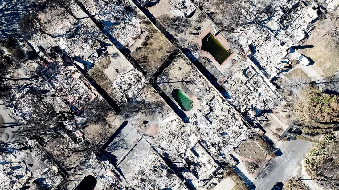 Die Ursache für das Eaton-Feuer wird auf einen Strommasten zurückgeführt. (Archivbild) - Bild: Noah Berger/FR34727 AP/AP/dpa