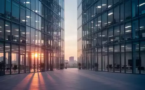 Modernes Bürogebäude bei Sonnenuntergang als Symbol für Arbeitszeitregelungen und Work-Life-Balance. - Foto: über boerse-global.de