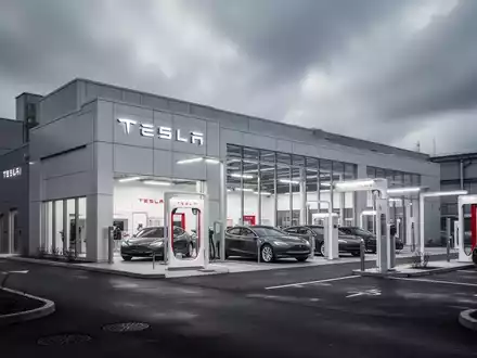 Modernes Tesla-Servicezentrum in Schweden vor einem bewölkten Himmel. - Foto: über boerse-global.de
