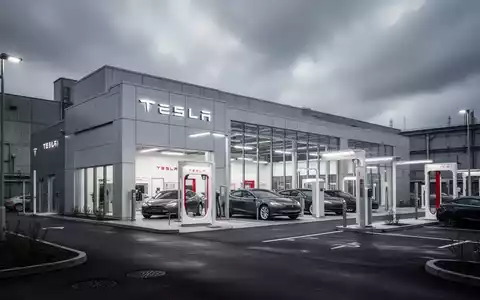 Modernes Tesla-Servicezentrum in Schweden vor einem bewölkten Himmel. - Foto: über boerse-global.de