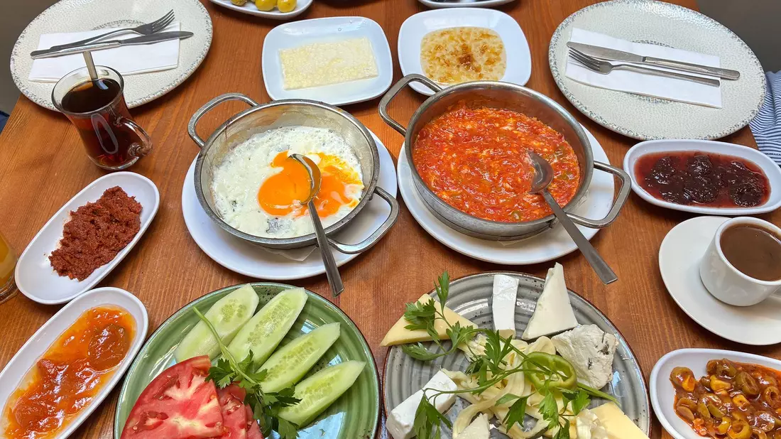 Das Frühstück aus der osttürkischen Provinz Van ist landesweit bekannt.  - Bild: Linda Say/dpa