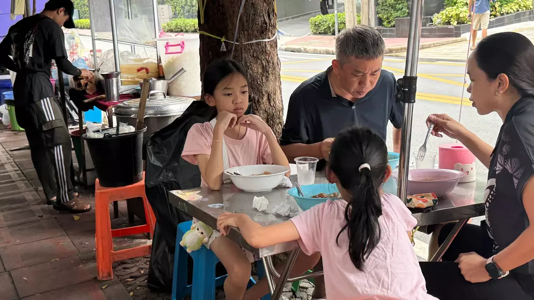 In Thailand nehmen die Menschen ihr Frühstück gerne im Freien ein, meist in einfachen Garküchen. - Bild: Carola Frentzen/dpa