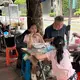 In Thailand nehmen die Menschen ihr Frühstück gerne im Freien ein, meist in einfachen Garküchen. - Bild: Carola Frentzen/dpa