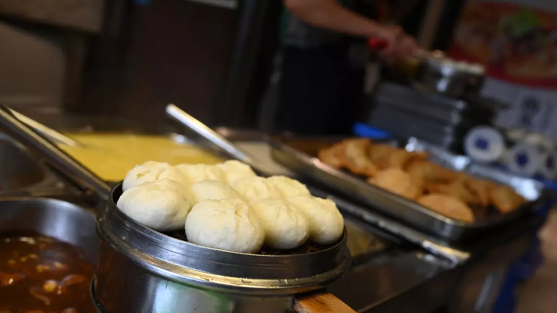 Teigtaschen namens Baozi mit ihren verschiedenen Füllungen sind in China ein beliebtes Frühstücksgericht. - Bild: Johannes Neudecker/dpa