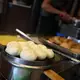 Teigtaschen namens Baozi mit ihren verschiedenen Füllungen sind in China ein beliebtes Frühstücksgericht. - Bild: Johannes Neudecker/dpa