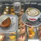 Ein Maritozzo ist in Italien bis zum Anschlag mit Sahne gefüllt - und trotzt jedem Ernährungstrend. - Bild: Christoph Sator/dpa