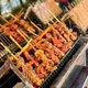 In Deutschland wäre das eher ein Mittagessen - aber die Thais lieben marinierte Schweinespieße (Moo Ping) schon zum Frühstück.  - Bild: Carola Frentzen/dpa