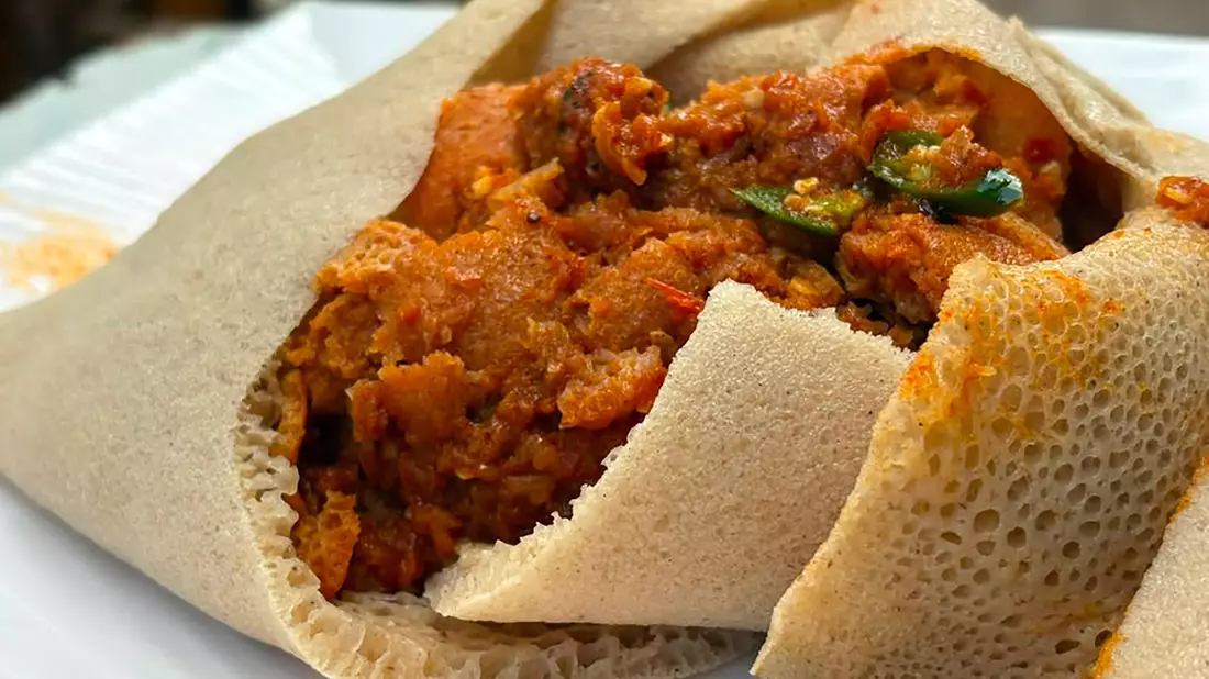 Fir-Fir aus dem traditionellen Fladenbrot Injera ist in Äthiopien vom Frühstückstisch nicht wegzudenken. - Bild: Samuel Getachew/dpa