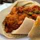 Fir-Fir aus dem traditionellen Fladenbrot Injera ist in Äthiopien vom Frühstückstisch nicht wegzudenken. - Bild: Samuel Getachew/dpa
