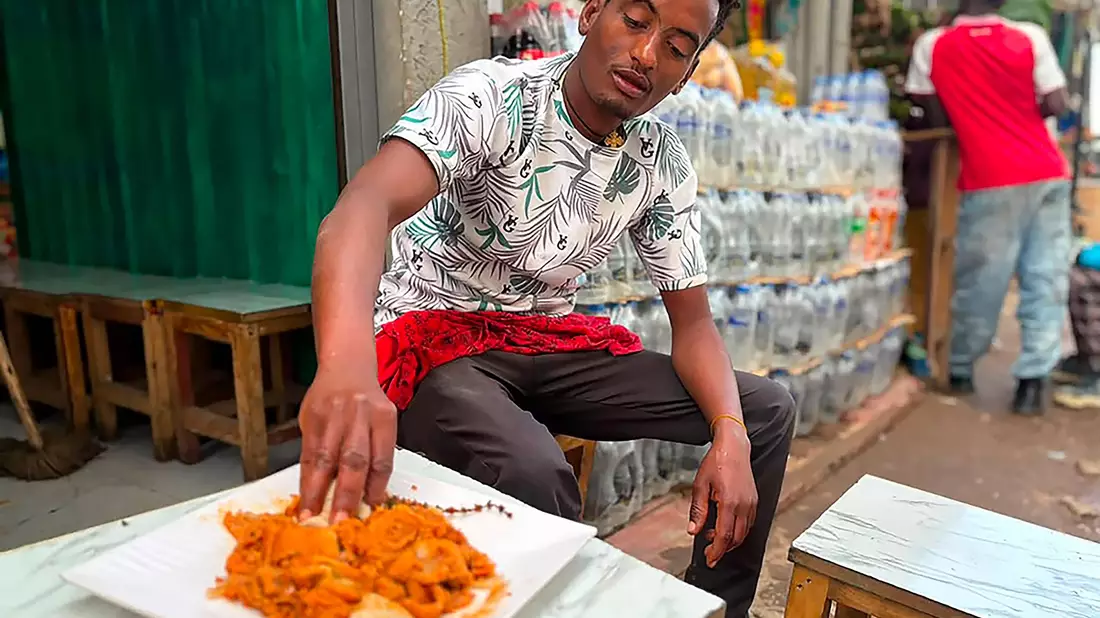 Fir-Fir wird - wie fast alles in Äthiopien - mit den Händen gegessen, gern direkt in einem Straßenlokal. - Bild: Samuel Getachew/dpa
