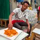 Fir-Fir wird - wie fast alles in Äthiopien - mit den Händen gegessen, gern direkt in einem Straßenlokal. - Bild: Samuel Getachew/dpa