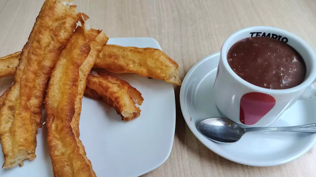 Die Spanier lieben ihre Churros mit dickflüssiger heißer Schokolade - ein äußerst kalorienreiches Frühstück. - Bild: Henk Wessels/dpa