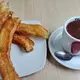 Die Spanier lieben ihre Churros mit dickflüssiger heißer Schokolade - ein äußerst kalorienreiches Frühstück. - Bild: Henk Wessels/dpa