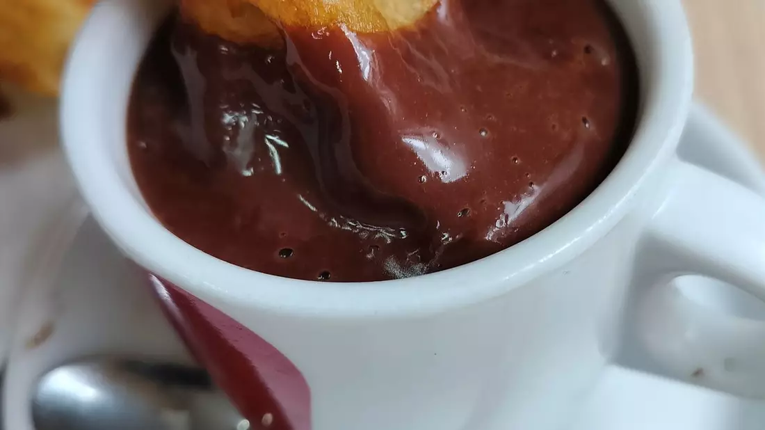 Churros con Chocolate helfen auch nach einer langen Partynacht. - Bild: Henk Wessels/dpa