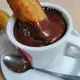 Churros con Chocolate helfen auch nach einer langen Partynacht. - Bild: Henk Wessels/dpa