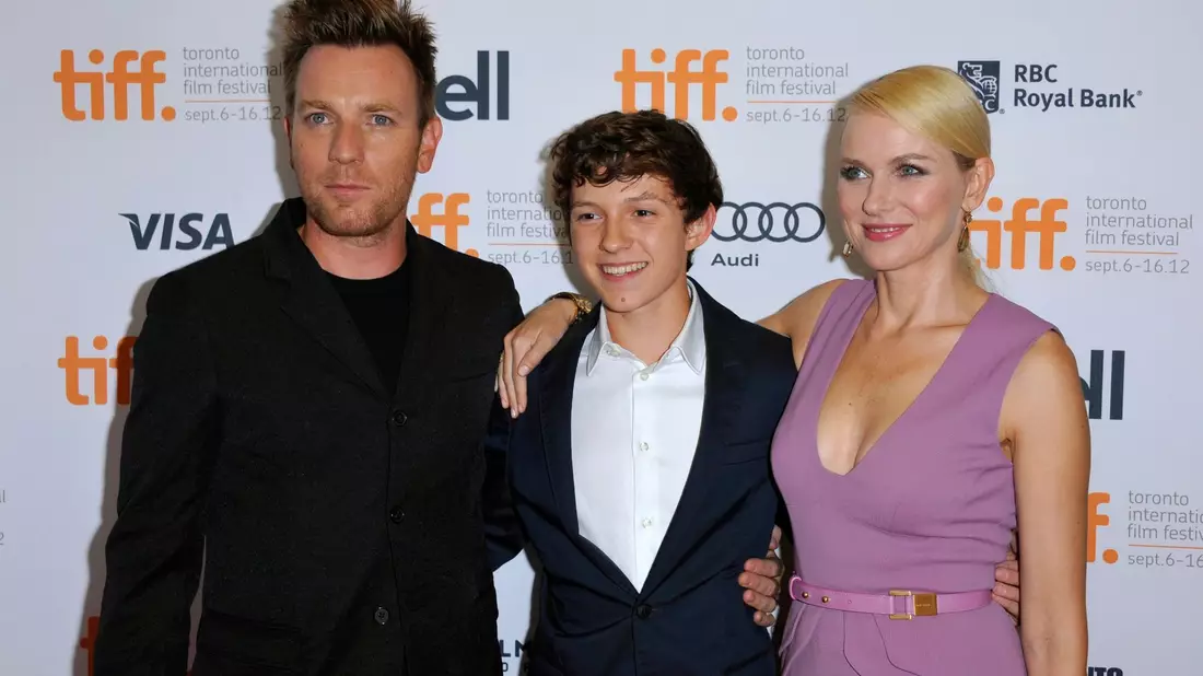 Tom Holland (Mitte) und Naomi Watts (rechts) spielten 2012 Sohn und Mutter. (Archivbild) - Bild: picture alliance / dpa