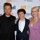 Tom Holland (Mitte) und Naomi Watts (rechts) spielten 2012 Sohn und Mutter. (Archivbild) - Bild: picture alliance / dpa