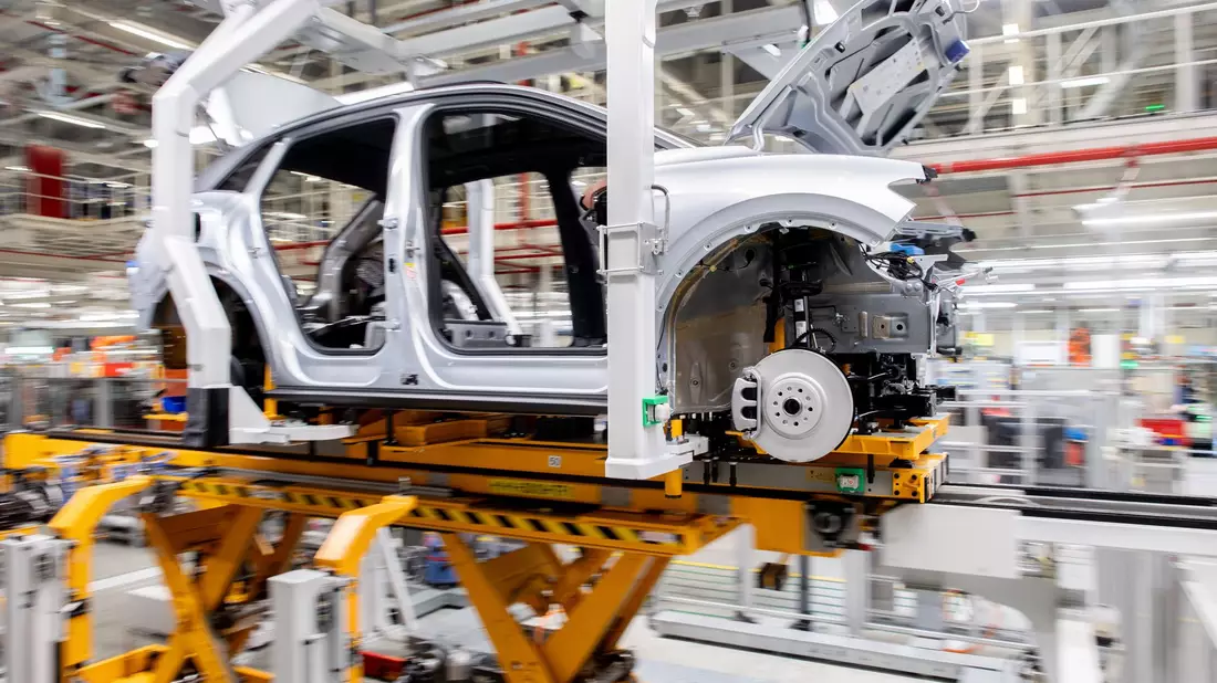 Die deutsche Autoindustrie schaut positiver in die Zukunft. (Symbobild) - Bild: Hauke-Christian Dittrich/dpa