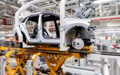 Die deutsche Autoindustrie schaut positiver in die Zukunft. (Symbobild) - Foto: Hauke-Christian Dittrich/dpa