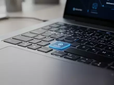 Nahaufnahme einer Laptop-Tastatur mit Fokus auf die Copilot-Taste in einer modernen Büroumgebung. - Foto: über boerse-global.de
