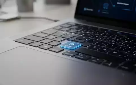 Nahaufnahme einer Laptop-Tastatur mit Fokus auf die Copilot-Taste in einer modernen Büroumgebung. - Foto: über boerse-global.de