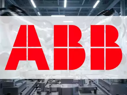 Moderne Industrierobotik in einer automatisierten Fertigungshalle bei atmosphärischer Beleuchtung - Foto: über boerse-global.de