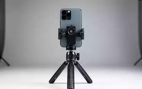 Ein modernes iPhone auf einem Stativ in einem professionellen Fotostudio, beleuchtet für eine hochwertige Aufnahme. - Foto: über boerse-global.de