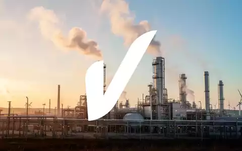 Moderne Industrieanlagen einer Bioraffinerie bei Sonnenuntergang als Symbol für erneuerbare Energien und Wirtschaftswachstum. - Foto: über boerse-global.de