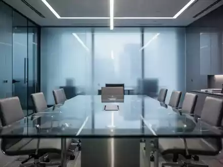 Modernes, minimalistisches Büro-Interieur mit Konferenztisch, das eine professionelle Geschäftsumgebung symbolisiert. - Foto: über boerse-global.de