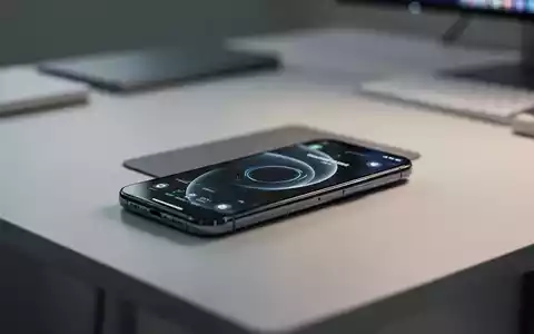 Ein modernes Smartphone auf einem sauberen, professionellen Schreibtisch, das mobiles Datenmanagement und Technologie repräsentiert. - Foto: über boerse-global.de