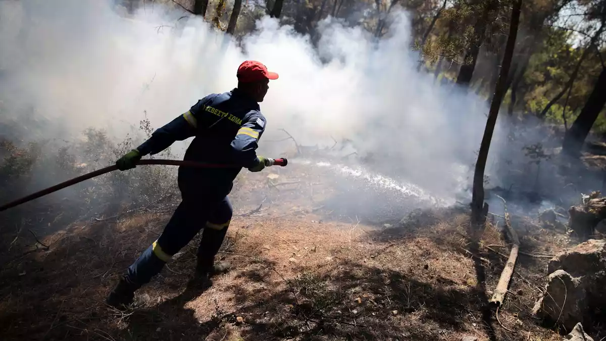 Immer noch schwelt es am und im Boden  - die Feuerwehr gibt bisher keine Entwarnung. - Bild: Socrates Baltagiannis/dpa