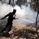 Immer noch schwelt es am und im Boden  - die Feuerwehr gibt bisher keine Entwarnung. - Bild: Socrates Baltagiannis/dpa
