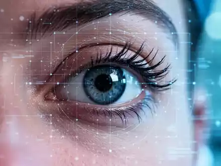Nahaufnahme eines menschlichen Auges mit digitalem Raster, das moderne ophthalmologische Diagnostik und Medizintechnik symbolisiert. - Foto: über boerse-global.de