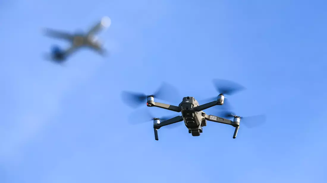 Am Flughafen Leipzig/Halle hat die Polizei eine Drohne nahe einem ukrainischen Flugzeug gesichtet. (Symbolbild) - Bild: Jan Woitas/dpa