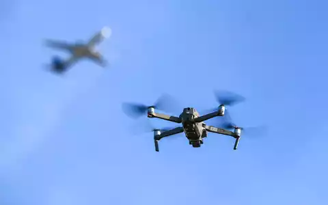 Am Flughafen Leipzig/Halle hat die Polizei eine Drohne nahe einem ukrainischen Flugzeug gesichtet. (Symbolbild) - Foto: Jan Woitas/dpa