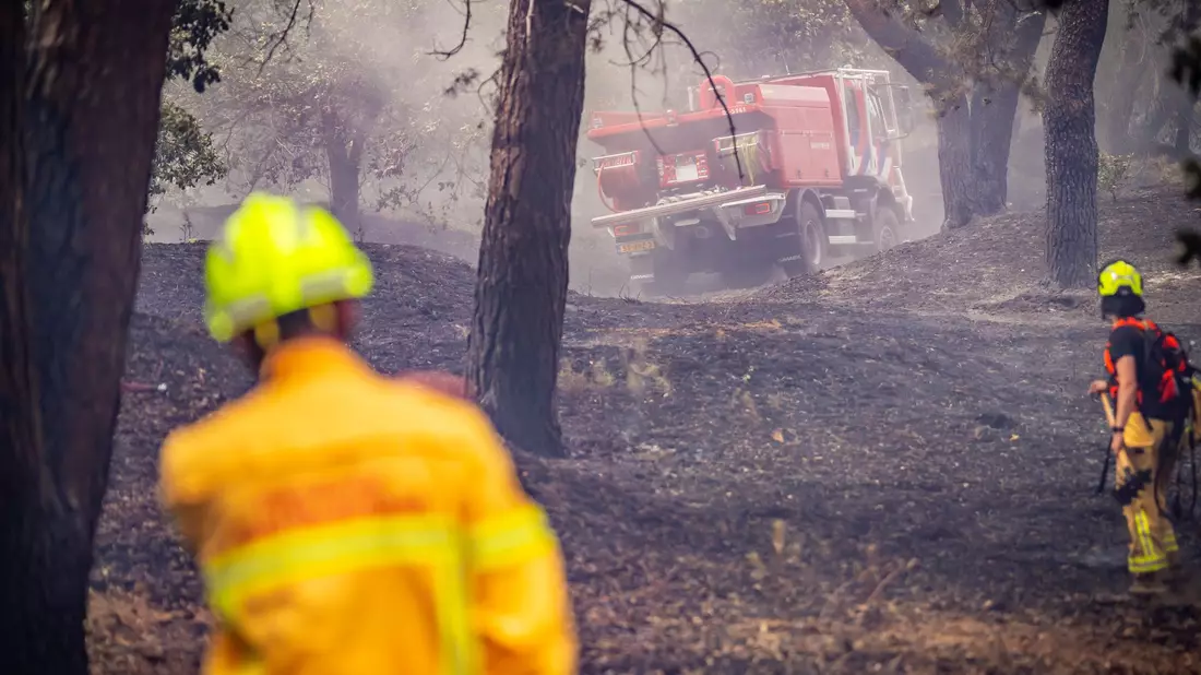 Die Feuerwehr kämpft immer noch gegen den Brand, die Lage hat sich allerdings stabilisiert. - Bild: Roland Heitink/Persbureau Heitink /dpa