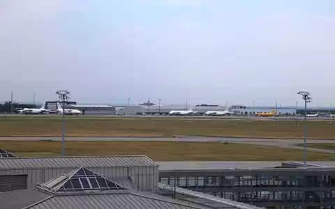 Am Flughafen Leipzig/Halle hat die Polizei eine verdächtige Drohne sichergestellt. - Foto: Tobias Junghanns/dpa