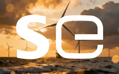 Moderne Offshore-Windkraftanlagen bei Sonnenuntergang als Symbol für die Energiewende. - Foto: über boerse-global.de