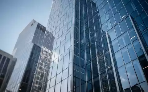 Moderne Glasfassade eines Wolkenkratzers vor blauem Himmel als Symbol für Finanzmärkte - Foto: über boerse-global.de