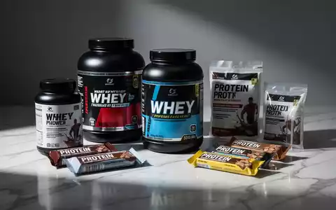 Protein-Supplemente wie Whey-Pulver und Riegel auf einem Labortisch vor neutralem Hintergrund. - Foto: über boerse-global.de