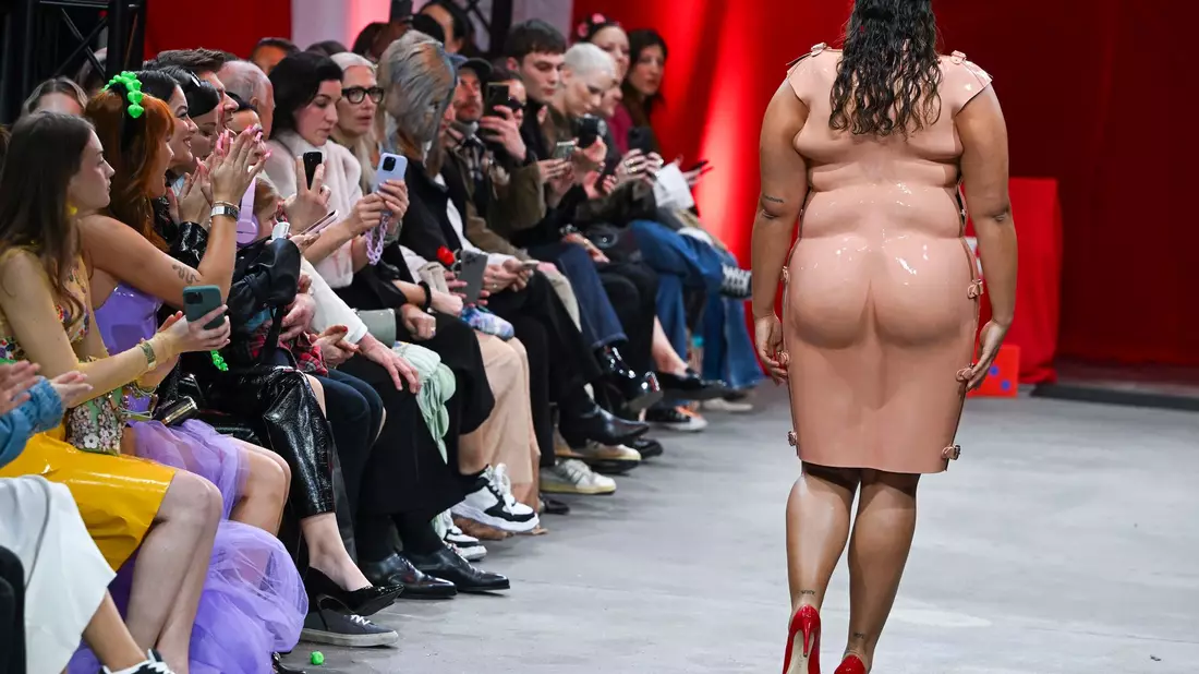 Trotz Body Positivity mussten Körper weiterhin klassischen Schönheitsnormen entsprechen. (Archivbild) - Bild: Jens Kalaene/dpa
