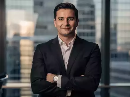 Ein professioneller Business-Manager im modernen Bürogebäude. - Foto: über boerse-global.de