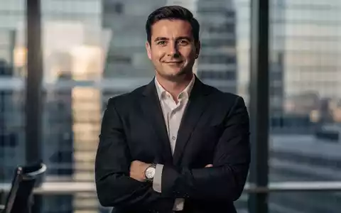 Ein professioneller Business-Manager im modernen Bürogebäude. - Foto: über boerse-global.de
