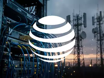 Abstrakte Darstellung von Telekommunikationsinfrastruktur und Satellitentechnik in einer düsteren, atmosphärischen Lichtstimmung. - Foto: über boerse-global.de