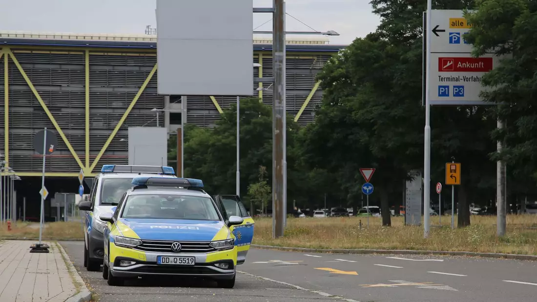 Rund um den Vorfall am Leipziger Flughafen sind noch viele Fragen offen. - Bild: Tobias Junghanns/dpa