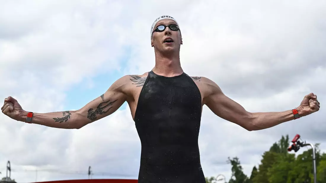 Florian Wellbrock feiert seinen zweiten EM-Titel im Freiwasserschwimmen. - Bild: Julien De Rosa/AFP/dpa