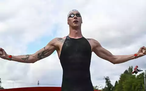 Florian Wellbrock feiert seinen zweiten EM-Titel im Freiwasserschwimmen. - Foto: Julien De Rosa/AFP/dpa
